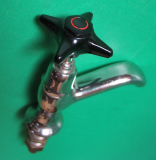 Preview: Alter Wasserhahn, Messing vernickelt, mit Handrad aus Bakelit, #22