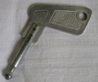 Originaler Zündschlüssel, beidseitig geprägt "IKA"