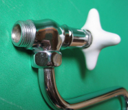 Preview: Alter Wasserhahn, Messing verchromt, mit Handrad aus Keramik, #21