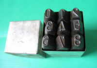 Originale alte Schlagzahlen aus frühen DDR- Zeiten, schätze 60-er/ 70-er Jahre, im Metallbehälter, unbenutzt, Behälter mit geringen Lagerspuren.