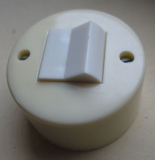 Aufbau- Aus- Schalter, hell/ gelblich, rund, DDR, unbenutzt, #338