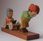 Geschnitzte Figuren, Junge zieht Mädchen auf kleinem Wagen, Erzgebirge