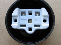 Preview: Aufbausteckdose Bakelit, 50-er Jahre, rund, dunkel, unbenutzt, #44