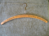 Kurt Reißmann Herren-und Damenmoden, Netzschkau- Dungersgrün, Kleiderbügel