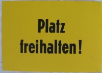 Altes Hinweisschild "Platz freihalten", DDR