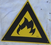 Altes Hinweisschild  Symbol "Achtung Brennbar", DDR