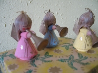 3 kleine Engel aus Holz, DDR um 1970, neuwertig
