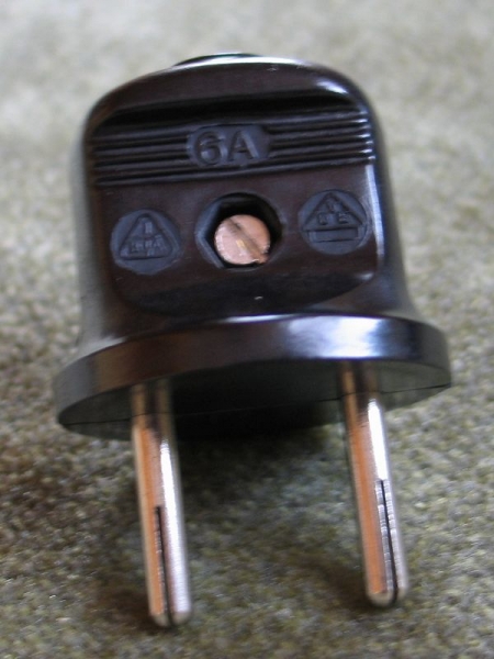 Stecker schwarz, kein Schuko, IKA, 6 Ampere, 50-er Jahre