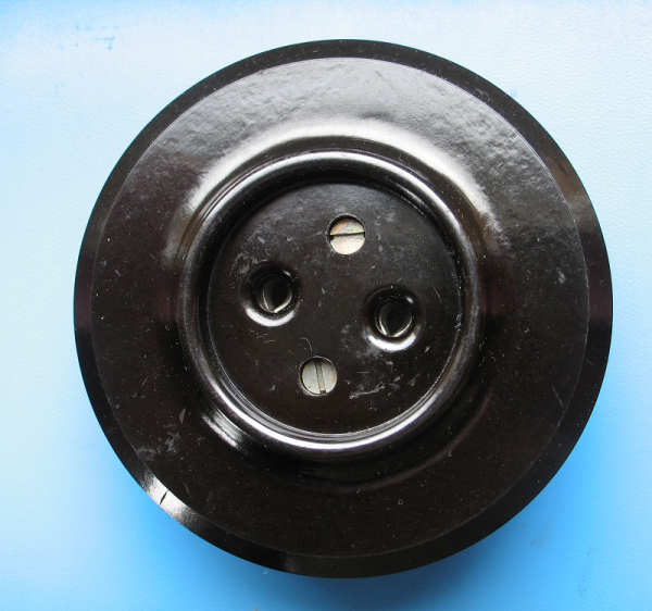 Steckdose Bakelit, rund, schwarz, DDR, unbenutzt, #30