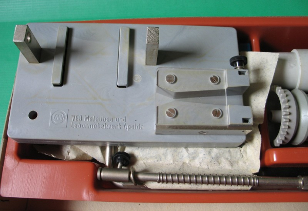 Hersteller: VEB Metallbau und Labormöbelwerk Apolda