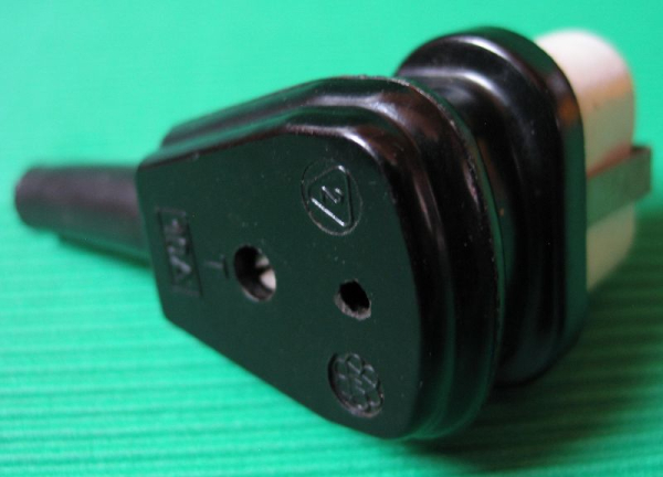 Heißgerätestecker, Gerätesteckdose mit Schutzkontakt, Bakelit, abgewinkelt, #11