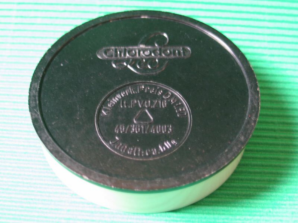 Chlorodont-Leokrem, Bakelitdose DDR um 1960