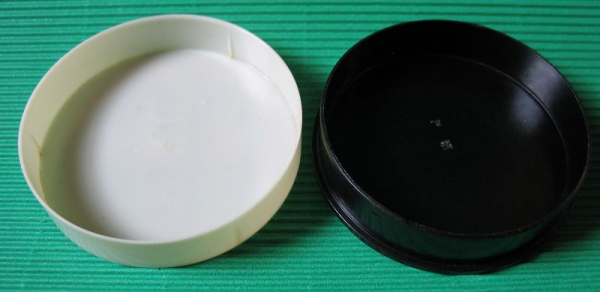 Chlorodont-Leokrem, Bakelitdose DDR um 1960