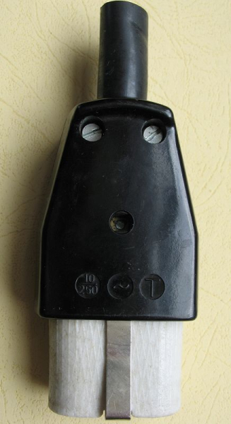 Heißgerätestecker, Gerätesteckdose mit Schutzkontakt, Bakelit, DDR