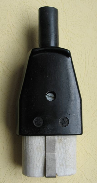 Heißgerätestecker, Gerätesteckdose mit Schutzkontakt, Bakelit, unbenutzt