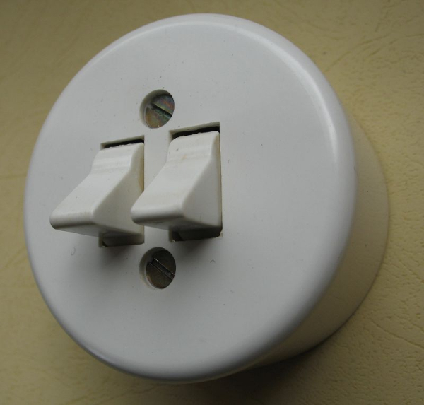 Serienschalter, Bakelit, rund, Aufputz, hell, unbenutzt, #334