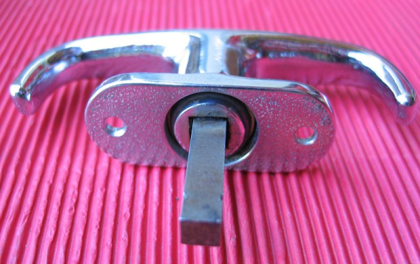 Chromgriff wie abgebildet, genaue Zuordnung ist mir leider nicht möglich, vermute aus den 60-er Jahren und für ein Kofferklappe.