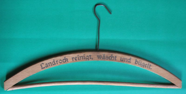 ​Landrock reinigt, wäscht und bügelt.