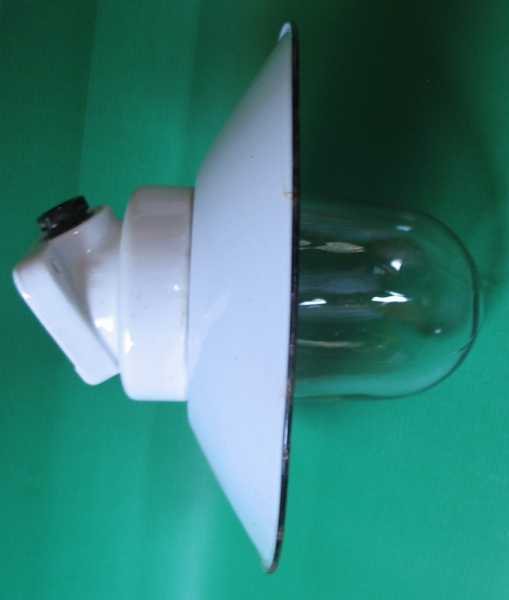 Kellerlampe, Hoflampe, Werkstattleuchte, schräger Sockel, mit Schirm, 60-er Jahre,  #14