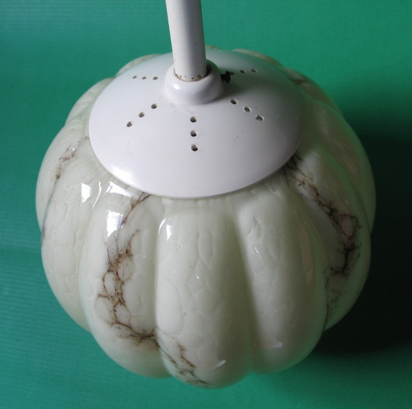 Deckenlampe Art Deco, Kugellampe, Bakelit, marmoriertes Glas