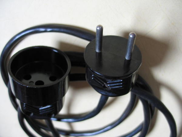 Verlängerungsleitung ohne Schutzkontakt, 2 Meter, unbenutzt, #8