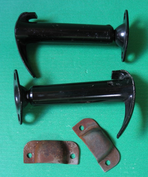 2 Haubenhalter, Haubenverschlüsse, Metall mit Feder, DDR, Traktoren, IFA F8 ?