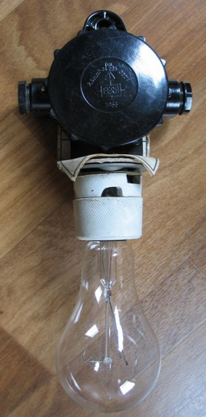 Leuchtendose mit Aufhängeöse, FERA, Keramik/ Bakelit, + Glühlampe Narva 200 Watt, E27, #17