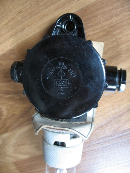 Leuchtendose mit Aufhängeöse, FERA, Keramik/ Bakelit, + Glühlampe Narva 200 Watt, E27, #17