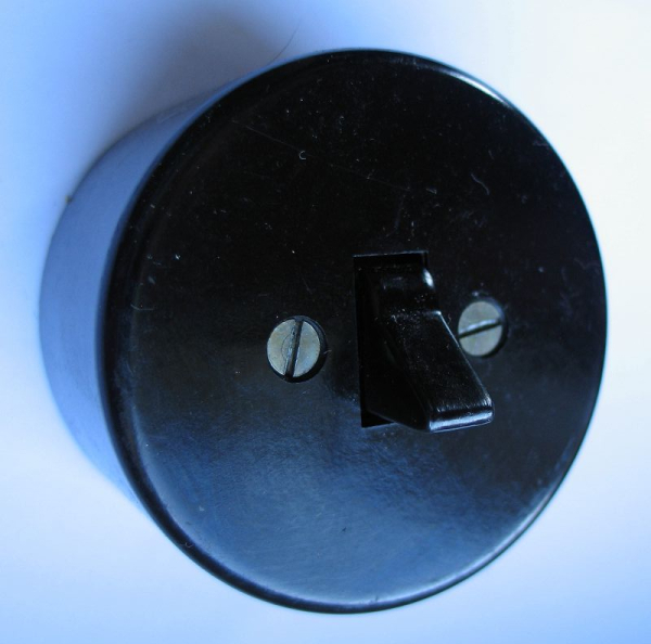 Ausschalter 2-polig, Kippschalter, Bakelit, schwarz, rund, AP, #333
