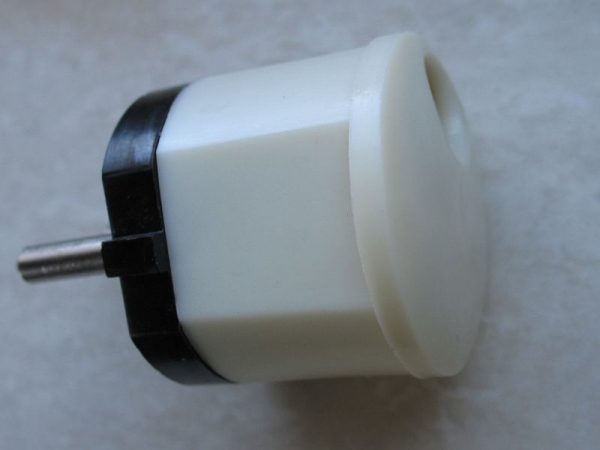 Schukostecker, Kupplungsstecker mit Schutzkontakt, hell/ schwarz, DDR, unbenutzt, #11