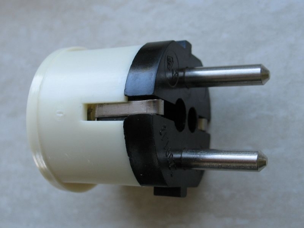 Schukostecker, Kupplungsstecker mit Schutzkontakt, hell/ schwarz, DDR, unbenutzt, #11