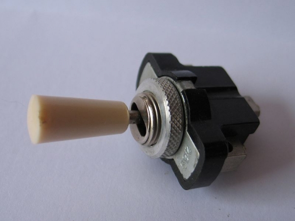 Kippschalter SKP/2, 10 A, heller Schaltknopf, DDR, unbenutzt, #3