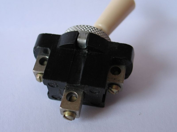 Kippschalter SKP/2, 10 A, heller Schaltknopf, DDR, unbenutzt, #3