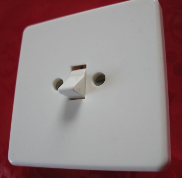 Antiker Lichtschalter zur Unterputzinstallation.