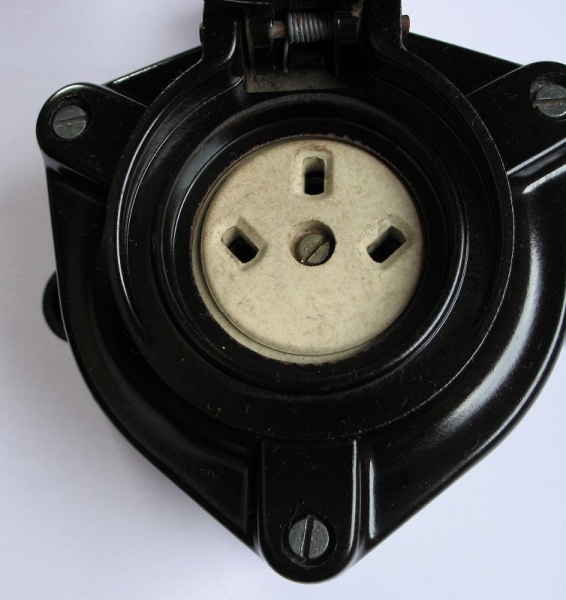 Aufbausteckdose, Bakelit, unbenutzt, dunkel, #300