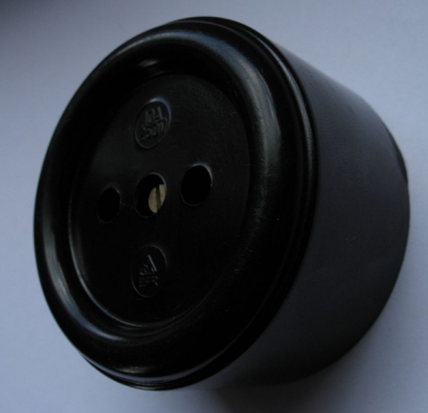 Antike Steckdose zur Aufputz Installation.