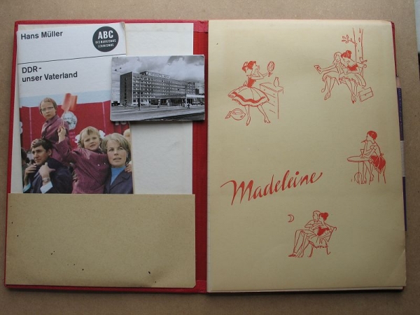 Schreibblock mit Bleistift, ein Heft "DDR- unser Vaterland" sowie eine kleine Bildmappe von Gera