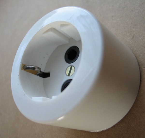 Steckdose Aufputz, hell,  rund,  Schuko, DDR, unbenutzt, #40s