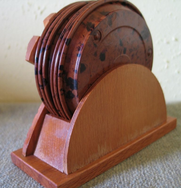 Untersetzer aus Bakelit, im Holzständer, Neuhausen Erzgebirge