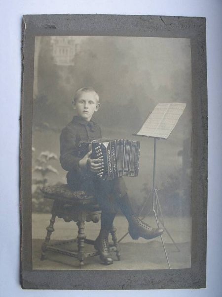 Junge mit Bandoneon, Bandonion, Ziehharmonika, altes Foto um 1900, Gründerzeit