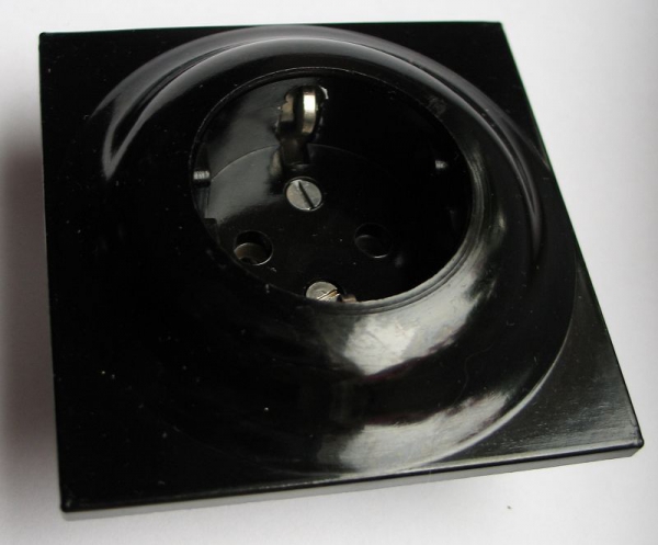 Antike Steckdose mit Schutzkontakt.