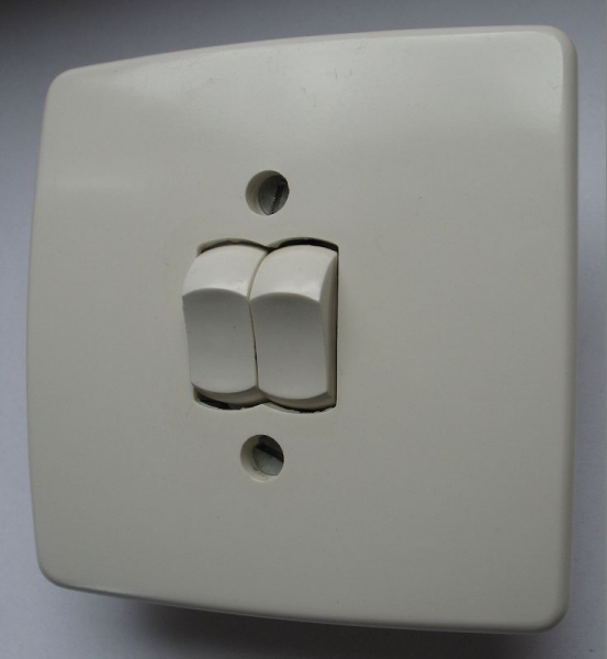 Serienschalter, Lichtschalter Bakelit, 60-er Jahre, eckig, hell, UP, #317