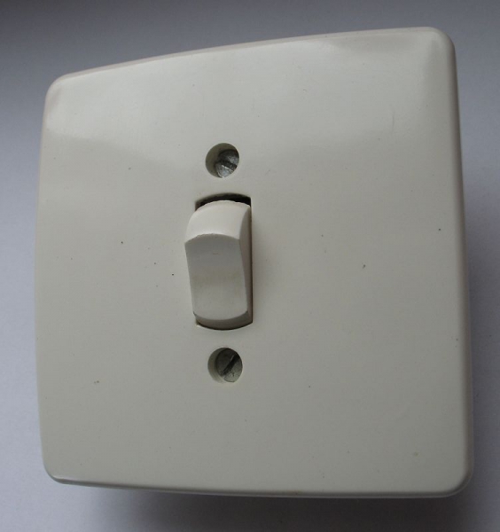 Wechselschalter, Lichtschalter 60-er Jahre, Bakelit, eckig, hell, UP, #316