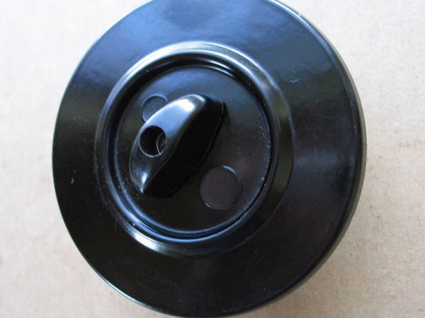 Antiker Lichtschalter zur Unterputzinstallation.