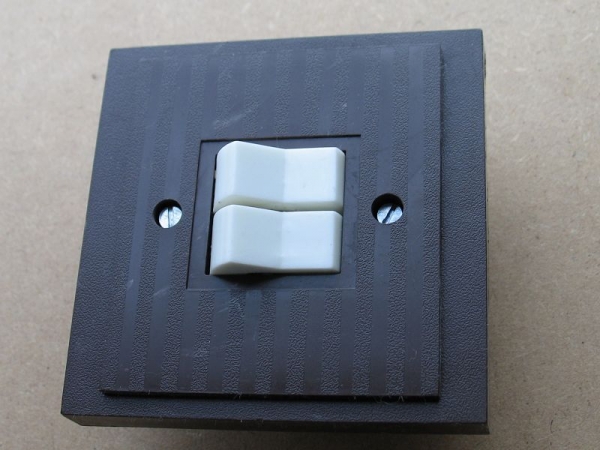 Serienschalter, Lichtschalter DDR 70-er Jahre, zweifarbig, unbenutzt