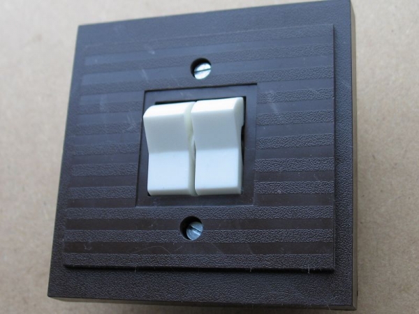 Serienschalter, Lichtschalter DDR 70-er Jahre, zweifarbig, unbenutzt