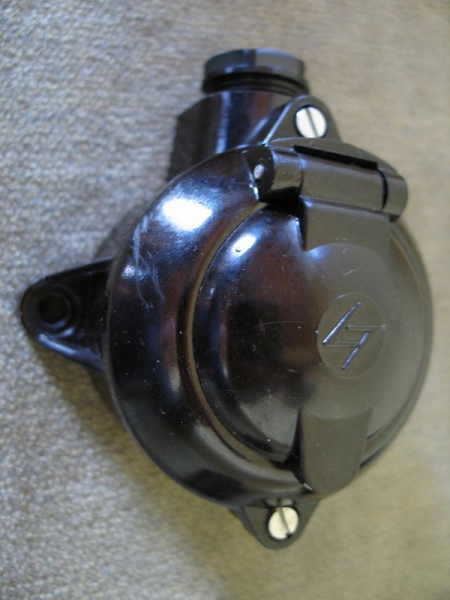 Antike Steckdose zur Aufputz Installation.