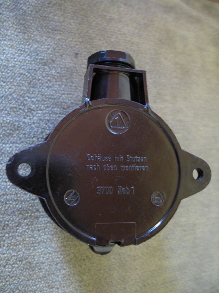 Steckdose mit Deckel, Feuchtraum, Bakelit, gebraucht, dunkel, #261