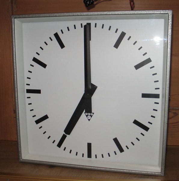 Fabrikuhr, Bahnhofsuhr, Doppelseitige Uhr, Pragotron Modell PE 401