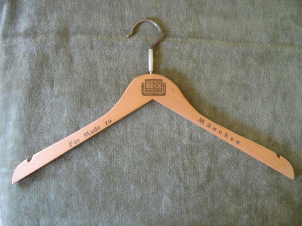 Ludwig Beck München, Textilhaus Feldmeier KG, Kleiderbügel aus Holz